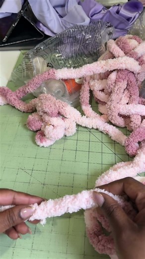 Hand Knitting Chunky Yarn Flowers #columbusohio #chunkyyarn #knittingclasses ￼#yarnflower