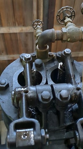 117K views · 1.3K reactions | Overhead view of the valves operating on the 2-cylinder vertical engine. Built by #internationalharvester and rated at 25 horsepower. #farming #tractors #tractor #engine #dieselpower #diesel #antiquetractorlife #gasengine | Antique Tractor Life | Facebook