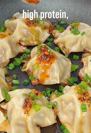 The best Crispy Pan Dumplings! This method is super easy, requires no folding, and comes out delicious every time. Healthier, high protein, done in 20 minutes.👇🏽 - Ingredients: • 450g ground chicken (or any ground meat) • 1/2 cup green onions • 2 tbsp light soy sauce • 1 tbsp minced garlic • 1 tbsp minced ginger • 1/3 cup any broth • 1/2 tsp chili flakes and black pepper • pinch of salt • 2 tsp olive oil (to cook) • 8-10 dumpling or wonton wrappers optional topping: green onions, chili oil, se
