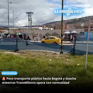 🚨 #MOVILIDAD | Se registra poco flujo de transporte público hacia la capital y hacia Soacha Se evidencia mínimo tránsito de buses hacia Bogotá, y de igual manera, baja frecuencia de transporte público con destino a Soacha. Mientras tanto, el sistema TransMilenio opera con normalidad, convirtiéndose en la principal alternativa de movilidad para los usuarios. #Movilidad #Soacha #Bogotá #TransportePúblico #TransMilenio | La Original Mix