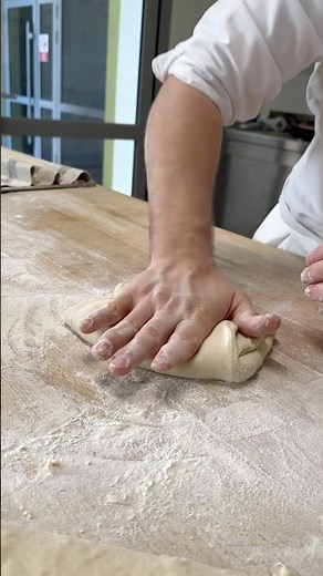 How to make a perfect baguette ? French baker shaping technique #frenchbakery #food #asmr #bakery