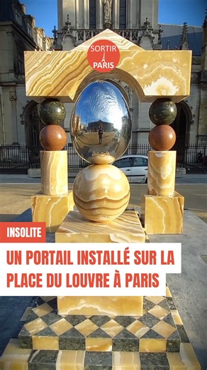 Si vous vous baladez du côté de la place du Louvre à Paris, alors vous apercevrez sans aucun doute un étrange et imposant portail aux formes géométriques. Mais alors, de quoi s’agit-il exactement et jusqu’à quand cette installation monumentale est-elle visible ? On vous dit tout. Intitulée « Mirror Gate II », cette œuvre d’art a été réalisée par l’artiste d’origine argentine Pilar Zeta. Son travail s’inscrit à la croisée de la philosophie, de la géométrie, du symbolisme, du mysticisme et de l’ar