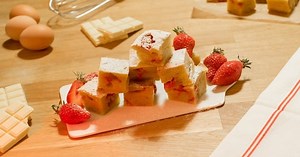 Préparez un délicieux brownie garni de fraises et de chocolat blanc !