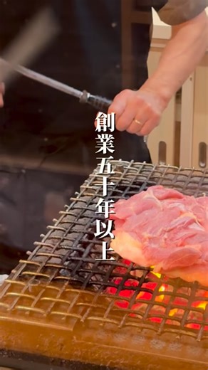 詳細情報はこちら▶︎ @meiko_miyazaki_gourmetandlife おいしくて、たのしい宮崎・鹿児島を発信中 ᝰ✍︎ ━━━━━━━━━━━━━━━ ●とり乃屋（宮崎県都城市） 50年以上愛され続ける絶品もも焼き専門店// 以前より、色んな方からおすすめしていただいていた 都城の名店【とり乃屋】さん。 鶏にこだわり、絶妙な塩打ちと炭火で丁寧に焼き上げる。 炭の香りの奥に、優しさあり。 それが、五十年愛される理由。 ・もも塩焼き400g 2,300円 ・ももタタキ150g 1,200円 今回はテイクアウトで利用しましたが、店内飲食ももちろんOK。家族連れ、宴会にもぴったり。 テイクアウトでも変わらない、炭火のぬくもり。 おうちでも“老舗のごちそう”を🐓 ◎カウンター席、座敷席、個室 ※2025.11時点の内容 ※最新情報は必ずご自身でご確認の上ご利用ください ━━━━━━━━━━━━━━━ とり乃屋 〒885-0079 宮崎県都城市牟田町６−７−１ 営業時間 17時30分〜22時30分 ☎︎ 0986-24-5074 定休日 日曜日 ━━━━━━━━━━━━━━━ me