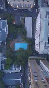 Discover 5 fascinating facts about Thailand’s 🇹🇭 rich history! Did you know Thailand is the only country in Southeast Asia that was never colonized by European powers? Its name changed from Siam to Thailand 🇹🇭 in 1939, meaning "Land of the Free." The ancient Ayutthaya Kingdom, once one of the world's wealthiest cities, served as the capital for over 400 years. King Rama IX holds the record as the longest-reigning monarch in history, ruling for an incredible 70 years. And here's a fun one-Ban