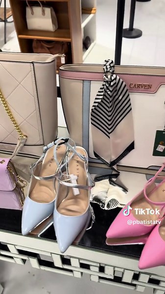 Mamá se merece lo mejor 💃🏻 por eso en tu tienda TopShop cuentan con variedad de carteras 👜 y sandalias 👡 para ella. Ve por ese obsequio para el día de la madre 😎 Ubicados en Finca 12, Plaza Furniture.