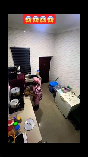 Surveillance camera catches shocking behavior from the maid in the kitchen! 😱⚠️