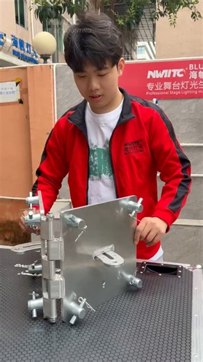 Blue Sea Pro Stage Light | Truss connection ,easy to use,do you want to try? 🔥🔥 #truss #verticaltruss #stagetruss #outdoortruss #stagetrusses #ledpar #ledparlight... | Instagram