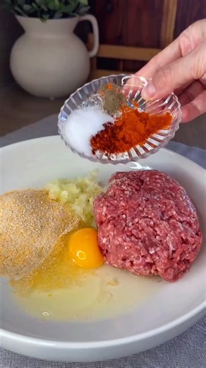 |Cantinho Temperos Ervas on Instagram: "Cantinho trás pra vc! Os ingredientes dessa receita você encontra no cantinho bom! Almôndegas individuais com molho de legumes gratinadas ✨ Receita prática. Visual bonito. Sabor marcante. Ideal para surpreender. Ingredientes das almôndegas • 400 g de carne moída bovina • 1 cebola ralada • 6 colheres de sopa de farinha de rosca • 1 ovo • 1 colher de chá de páprica doce • 1 colher e meia de chá de sal • 1 colher de chá rasa de cominho • Pimenta do reino a go