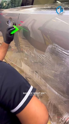 🔥El PPF (Paint Protection Film) es una película transparente que actúa como escudo contra golpes pequeños, como los causados por las piedras de la carretera, arañazos accidentales, lluvia ácida, excrementos de aves, la savia de los árboles y los rayos ultravioleta que pueden decolorar la pintura con el tiempo. También evita las marcas de lavado y el micro-rayado que se produce por el uso diario, además ayuda a mantener el acabado de la pintura, a preservar el valor del coche y puede ofrecer ben