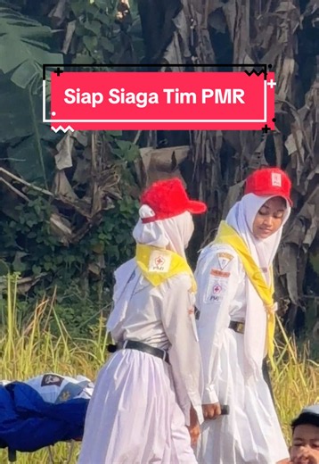 Kesiapsiagaan Tim PMR saat Upacara Bendera Senin