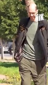 📏🌍 2m46 de hauteur… un record vivant. 🇲🇦🇫🇷 Brahim Takioullah est aujourd’hui l’homme le plus grand d’Afrique et le deuxième au monde. 👣 Pointure 58, un autre record à son nom. 🧬 Atteint d’acromégalie (excès d’hormone de croissance), il a transformé sa différence en force. 🎬 Cinéma, théâtre, plateaux télé : sa stature impressionne autant que son parcours. | Liik