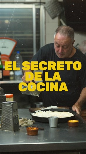 LaPizze🍻 on Instagram: "El secreto de nuestra cocina 🍕🔥 Acá no se descansa, es un quilombo hermoso donde nos entendemos con la mirada. Son 44 años poniéndole el ritmo de Aldo Bonzi a cada tabla. ¡Pasen y vean la magia! ✨ ¿Cuál de nuestras pizzas es tu debilidad? 👇 #Lapizzedany #AldoBonzi #ElSecretoDeLaCocina #PizzaTradicion #PasionPizzera #losredondos #aldobonzi #aldobonzihoy"