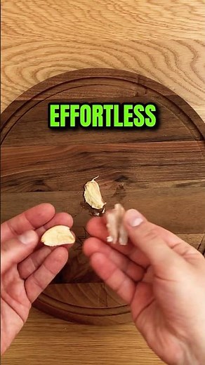 How to remove garlic skin easily: Hand vs. Knife vs. Pan #garlic #kitchenhacks #cooking #satisfying