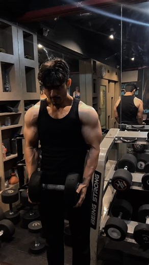 Dumbbell hammer curls are a great exercise for building strong arms! Here are some benefits and tips: *Benefits:* 1. _Targets biceps and forearms_: Hammer curls work multiple muscle groups, including the biceps brachii and brachialis. 2. _Improves grip strength_: Holding the dumbbells with a neutral grip can help improve grip strength. 3. _Variety in workout routine_: Adding hammer curls to your routine can help avoid plateaus. *Tips:* 1. _Use proper form_: Keep your back straight, shoulders dow