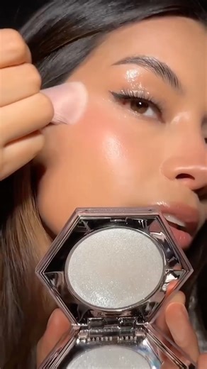 THE CODE | МУЛЬТИБРЕНДОВА КОСМЕТИКА on Instagram: "FENTY BEAUTY створила ідеальний дует для справжнього блиску 💎 💫 Diamond Bomb How Many Carats?! — хайлайтер для тіла й обличчя, що огортає шкіру мерехтливим сяйвом, ніби ти вкрита пудрою з дорогоцінних каменів. 💋 Gloss Bomb Stix How Many Carats?! — глянцева помада-блиск для губ із дзеркальним фінішем і ніжною формулою, що підкреслює природну красу. Разом вони створюють ефект “я не перевершена” — бо справжній діамант завжди сяє яскравіше за все