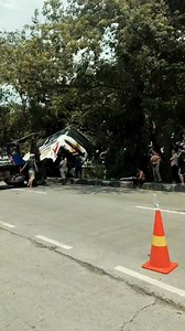 Bus Nyungsep di Pantura Bulakamba, Minggu (6/4/2025). #insiden #berita #panturbrebes Sorotan Semua Pengikut | smnpantura | Facebook