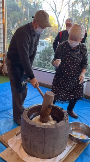 OrganicCafeLuLu on Instagram: "餅つきイベントにご参加いただいた皆様ありがとうございました！ いつもカフェルルや、Learning Tree International School で使っている有機米を生産されている富山県のみのふぁーむの蓑口さんご夫妻を講師に迎え、初の餅つきイベントを開催いたしました！ 一番小さい2歳の子も楽しく参加してくれていました！ 蓑口さんから、説明していただき、子供たちが大人のサポートを受けながら順番について進めていきました。 ぜんざいでの提供もしたのですが、 とても美味しいお餅だったので、持ち帰り用に丸めたもちも、味見としてそのままパクパク食べている子が多かったです。 蓑口さんとも久しぶりにお会いでき、食に対する思いや、後世への文化の継承などの熱い思いのお話を伺うことができ、これを子供達に伝えたいという使命感が湧きました。参加した子供達や保護者様も、いつも美味しいご飯ありがとう！うちの子いつもおかわりしてます！と直接、蓑口さんにお話しされていたので、生産者と喫食する人がつながる素晴らしい瞬間を見ることができて、とても嬉しく思い