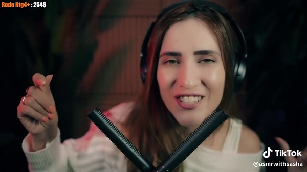 En este video de ASMR para dormir, voy a probar 8 micrófonos diferentes, desde uno de 1 dólar hasta un modelo profesional de 700$, para descubrir juntos si realmente existe tanta diferencia… ¿o si algunos micrófonos económicos pueden sorprendernos? A lo largo del video escucharás susurros cercanos, pruebas de sensibilidad, tapping suave, brushing y sonidos que te ayudarán a relajarte y dormir profundamente, mientras comparo uno por uno cada micrófono. Mi intención es que puedas disfrutar de una 