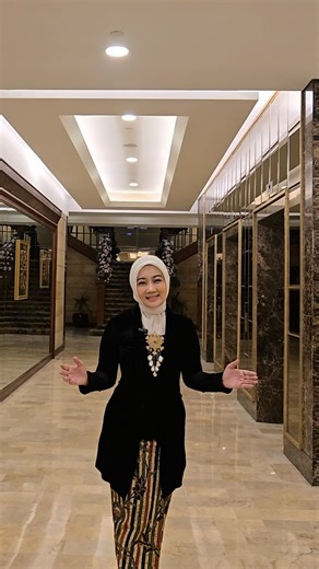 Atalia Praratya on Instagram: "Di balik langkah-langkah kecil yang kita tapaki hari ini, selalu ada doa seorang ibu yang tak pernah putus dipanjatkan. Untuk seluruh perempuan hebat yang memilih bertahan, yang lelahnya sering disimpan sendiri, namun cintanya selalu dibagi tanpa sisa, terima kasih telah menjadi rumah, tempat pulang paling hangat. Selamat Hari Ibu.. Semoga Allah senantiasa memuliakan setiap langkahmu, dan membalas segala cinta dengan keberkahan yang berlipat. #ataliapraratya #sicin