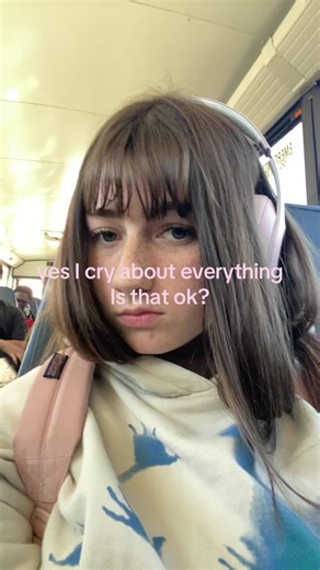 oli (@stratospherec)’s video of people filming themselves crying