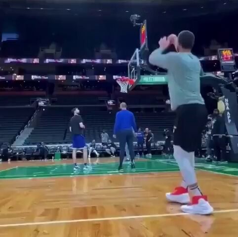 Lo de Curry es enfermizo. Y a la vez impresionante. Falla dos y la culpa es del aro 🥶
