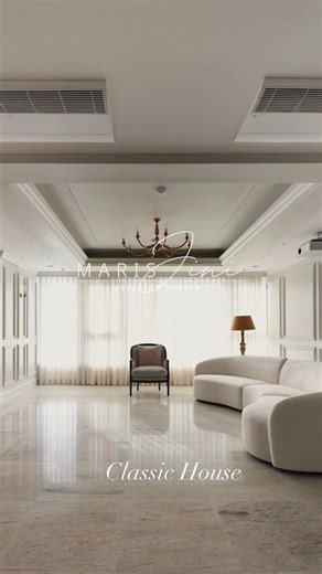 마리스지니 on Instagram: "#마리스지니 각 공간마다 흥미로운 특색이 돋보이는 클래식 하우스 62평 입니다. 소파 , 1인체어 @ph_parnellhome 제작조명 @the_edit_seoul @decollect_director 타일 @tile_lusso 수입벽지 @rebelwalls_korea"