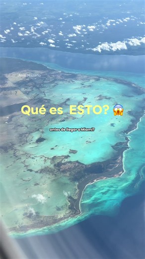 MIAMI se ve así desde el cielo 😳✈️🌴 Era mi primera vez llegando a Miami y no podía dejar de mirar por la ventana. Antes de ver edificios, playas y palmeras, aparecen aguas turquesas, cayos, manglares, enormes humedales y líneas perfectamente rectas atravesando Florida. 🌊🐊 Y sí: gran parte de ese paisaje pertenece al increíble ecosistema de los Everglades, donde viven caimanes, cocodrilos, serpientes, aves y muchísima vida salvaje. 🤯 Lo más loco es que el color del agua también te dice muchí