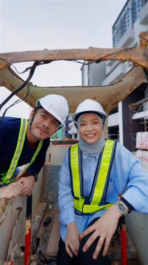 Hafiz Mahamad on Instagram: "Bila Khairul Aming buka rembayung selepas 10 tahun jadi content creator, 1 Malaysia happy termasuk lah isteri saya yg tgk video journey tu 🤍 Waktu saya melihat isteri saya senyum tgk video journey KA tu, Saya sebagai suami dalam hati jujur ada cemburu. Bukan cemburu melihat kejayaan tu. Tapi dalam hati terdetik. “Aku nak usaha Isteri aku” juga dilihat & Malaysia perlu tahu “Usaha Local Brand” Isteri saya AINAA Saya terus capai pen untuk menulis skrip video ni & hara