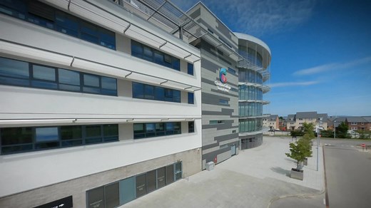 As a key base for major employers across the North West, our Ellesmere Port Campus is located centrally within the town and this year we’re investing just under £4million in a significant development to the Campus 🤩 All learners at our Campus benefit from our industry-standard facilities, like Niamh, one of our Sports learners, who you can meet in our NEW video 👇 ccsw.ac.uk | Cheshire College - South & West