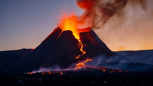 Stunning Volcano Eruption Captured on Camera at Piton de la Fournaise, Réunion!