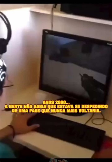 Acordar cedo pra ir pra escola com sono. Ensaiar com a banda de garagem achando que ia conquistar o mundo. Correr pra ver Malhação. Passar horas na lan house. Virar a madrugada no corujão, mesmo sabendo que ia acordar acabado no outro dia. A gente queria crescer rápido. Mas não sabia que estava vivendo os dias que um dia iam doer de saudade. Os anos 2000 foram embora. E levaram uma parte da gente junto. Qual lembrança dos anos 2000 ainda mora no seu coração? 🤍👇🏼 #Anos2000 #Nostalgia #Geração2