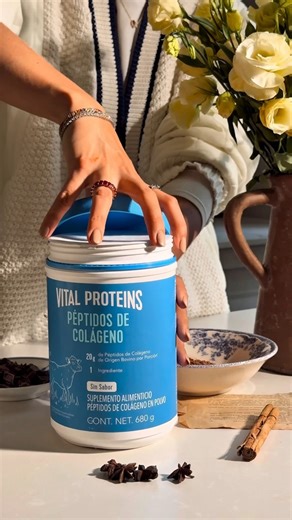 Hay recetas que saben a abrazo, y este hot chocolate con colageno es una de ellas. Cremoso y delicioso, un apapacho al corazón 🤍 Ingredientes: •1 litro de leche •4 cdas de colágeno •4 cdas de cocoa en polvo •70 g de chocolate semiamargo •1 cda de crema de almendras • canela en rama •Endulzante al gusto (usamos monk fruit) Procedimiento: 1. En una olla calentar la leche a fuego medio sin dejar que hierva. 2. Agregar cocoa y el chocolate semiamargo en trozos, crema de almendra y canela, mezclar h