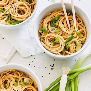 5.9K views · 11 shares | Here's a super easy pantry friendly recipe: takeout style sesame noodles made with whole-wheat pasta tossed with rice vinegar, toasted sesame oil and scallions. It’s super basic and just the kind of recipe you want to have on hand any time of year. PIN IT: https://www.pinterest.com/pin/293930313185829222/ PRINTABLE RECIPE: https://www.healthyseasonalrecipes.com/alisons-sesame-noodles/ | Healthy Seasonal Recipes | Facebook