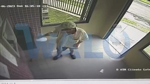 [Ampliación] Vea el momento en que un hombre derrama "gasolina" en el cajero automático de la Cooperativa en #Yabucoa. Posterior se observa cuando se incendia. Los hechos ocurrieron el 6 de agosto. Aquí los detalles: https://waloradio.com/autoridades-esperan-que-hombre-sospechoso-de-incendiar-cajero-automatico-en-yabucoa-salga-del-hospital/ | Walo Radio