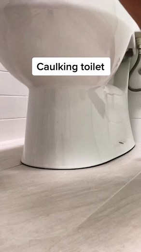Caulking toilet. Easy done #caulking #caulkinglikeapro #caulkingtip #caulkingvibe #caulkingprofessionals #toilet
