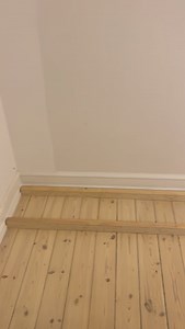 Kunden ønskede et indbygget IKEA-skab med integreret skrivebord – og på én dag blev idéen til virkelighed. Vi har stor erfaring med kreative løsninger og specialtilpassede møbler. Har du et projekt, der kræver lidt ekstra tænkning, så tager vi gerne en snak 🔨✨ #håndværk #byggeri #tømrer #ikeahack #tømrertårnby | Nørager Entreprise Mester ApS