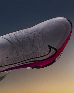 41K views · 790 reactions | NIKE ZOOM TEMPO NEXT%  Aquí  https://www.innovasport.com/nike-zoom Un ADN que rompe récords.朗⚡️ ✅ Cargados con detalles de los atletas más veloces del mundo, Nike desarrolló el Zooom Tempo NEXT%. ✅ Las dos almohadillas Zoom Air debajo del antepié te brindan retorno de energía y eficacia mientras corres. | Innovasport | Facebook