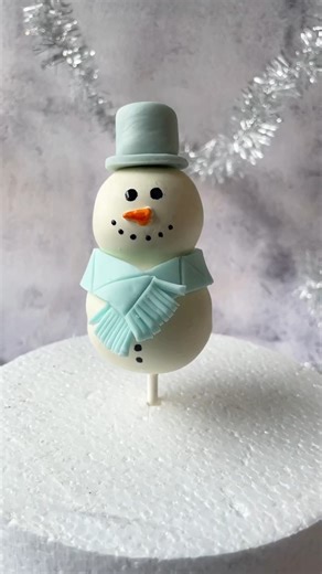 2.3K views | The cutest little snowman cake pop to make with your friends and family this Holiday season! ☃️ We dipped our cake pop in delicious @callebaut white chocolate whitened with @colour.mill white. We used @sweetsticksau edible cake paint for his face and @satin.ice fondant to create his scarf. 泥❄️ Save this post for future inspo! #snowman #cakepops #christmascakepops #cakepoplovers #cakepoplove #wintercakepops #whitechocolate | BakeDeco Kerekes | Facebook