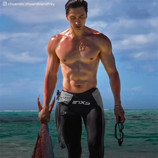 155K views · 1.8K reactions | Acest model are corpul incredibil al unui bărbat de 20 de ani. Și, deși multora nu le vine să creadă, are aproape 60 de ani. Chuando Tan din Singapore a dezvăluit secretul tinereții veșnice... | Pozitiv | Facebook