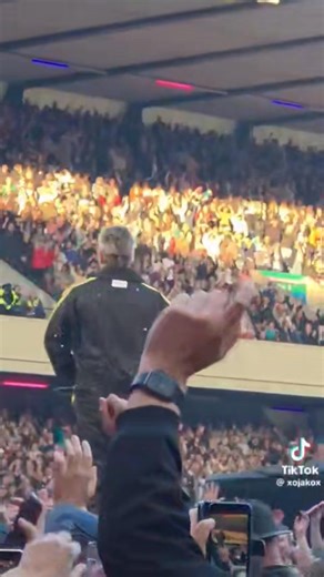 Watch the close-up video of an energetic Robbie Williams performing his classic "Let Me Entertain You". "One hand in the air... Two hands in the air... Bounce, bounce, bounce!" Credit: @xojakox #RobbieWilliams #britpoptour2025 #britpoptour #britpop #kickoff #Edinburgh #Scotland | Robbie Williams • The Unforgettable Concert