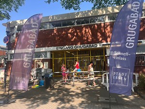 Freibad-Ärger in Essen: Leute warten in der Hitze – „Schwachsinn“