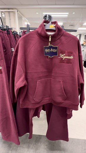 Harry Potter ~ Hogwarts Joggers Set. Hogwarts top.. £18.00 Hogwarts bottoms.. £16.00 Available at @primark . . .#harrypotter #harrypottermerch #primarkharrypotter #primarkfinds #hogwarts #joggers #socosy #potterhead #wizardingworldofharrypotter #wizardingworld | QueenNiffler