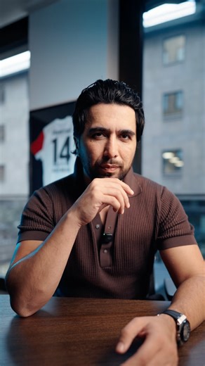 Prof. Dr. Shajari | Augenarzt on Instagram: "Früher wurde ein Gesundheitstipp erst dann Alltag, wenn ihn viele Studien wirklich getragen haben. Heute verbreiten manche Influencer Empfehlungen aus persönlicher Erfahrung – ohne Ausbildung, ohne belastbare Daten, dafür mit Rabattcode. Manche davon sind leider sehr riskant. Hol dir Informationen dort, wo sie geprüft sind – und setz auf Tipps, die wissenschaftlich sauber belegt sind. #healthtalk #medizininfluencer #gesundheitstipps #drvision #frankfu