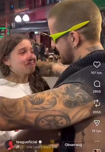 A video is going viral of a fan crying and hugging someone she thought was Justin Bieber… but it was a look-alike the whole time 😭