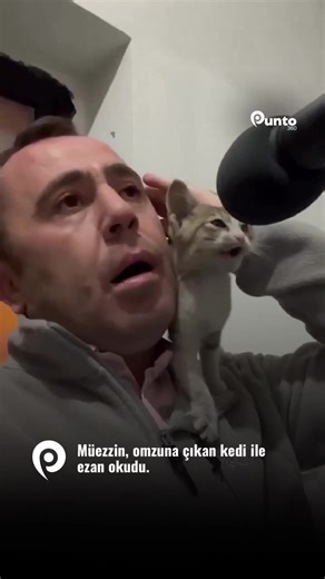 Müezzin, omzuna çıkan kedi ile ezan okudu.