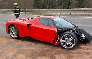 Mehr als 300.000 Euro Schaden: Spektakulärer Unfall mit Ferrari auf der A99 bei München