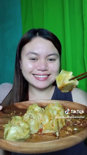 Homemade Pork Siomai Ingredients: Molo wrapper 1/2kg pork giniling 2 small size carrots 2 medium size onion Spring onion 1 tbsp salt 1/2 tbsp black pepper powder 2 tbsp oyster sauce 1 tbsp sugar (optional) 1/2 cup cornstarch 1 large egg CHILI GARLIC OIL 1/4kg red chili 3 cloves garlic 500g cooking oil 1/8cup atsuete 60g oyster sauce salt & black pepper 2 tbsp vinegar Full recipe video? Nasa FB page ko lang mga mii 😍 support mo na din ako dun ha ❤️
