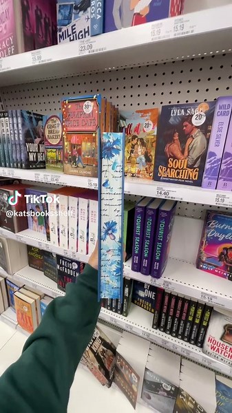 I want a ✨sprayed edge✨ #booktok #bookrecommendations #bookish #sprayededges #specialedition