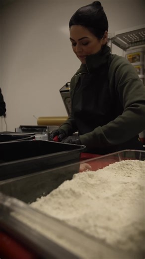 Listen to that sizzle 🔥🐟 Our fresh chicken fillets, prepped and fried by the Frew family’s professional fryers — perfectly golden in batter or beautifully crisp in breadcrumbs 🤤 Fresh in. Fried chicken. Served fresh. You can’t beat that crunch 🙌